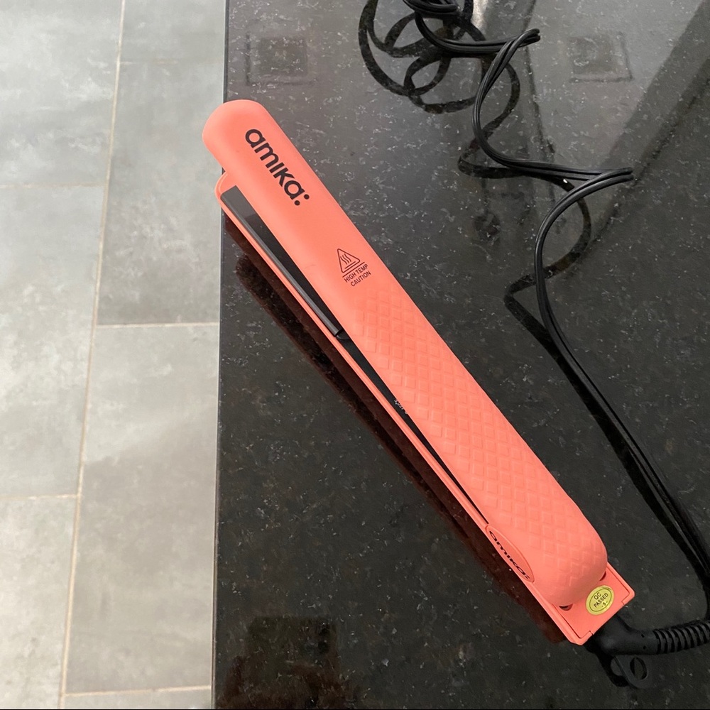 AMIKA Hair Straightener